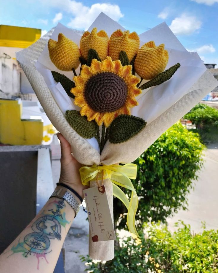 1 Girasol con 4 Rosas Fabricadas a Mano | Profesional